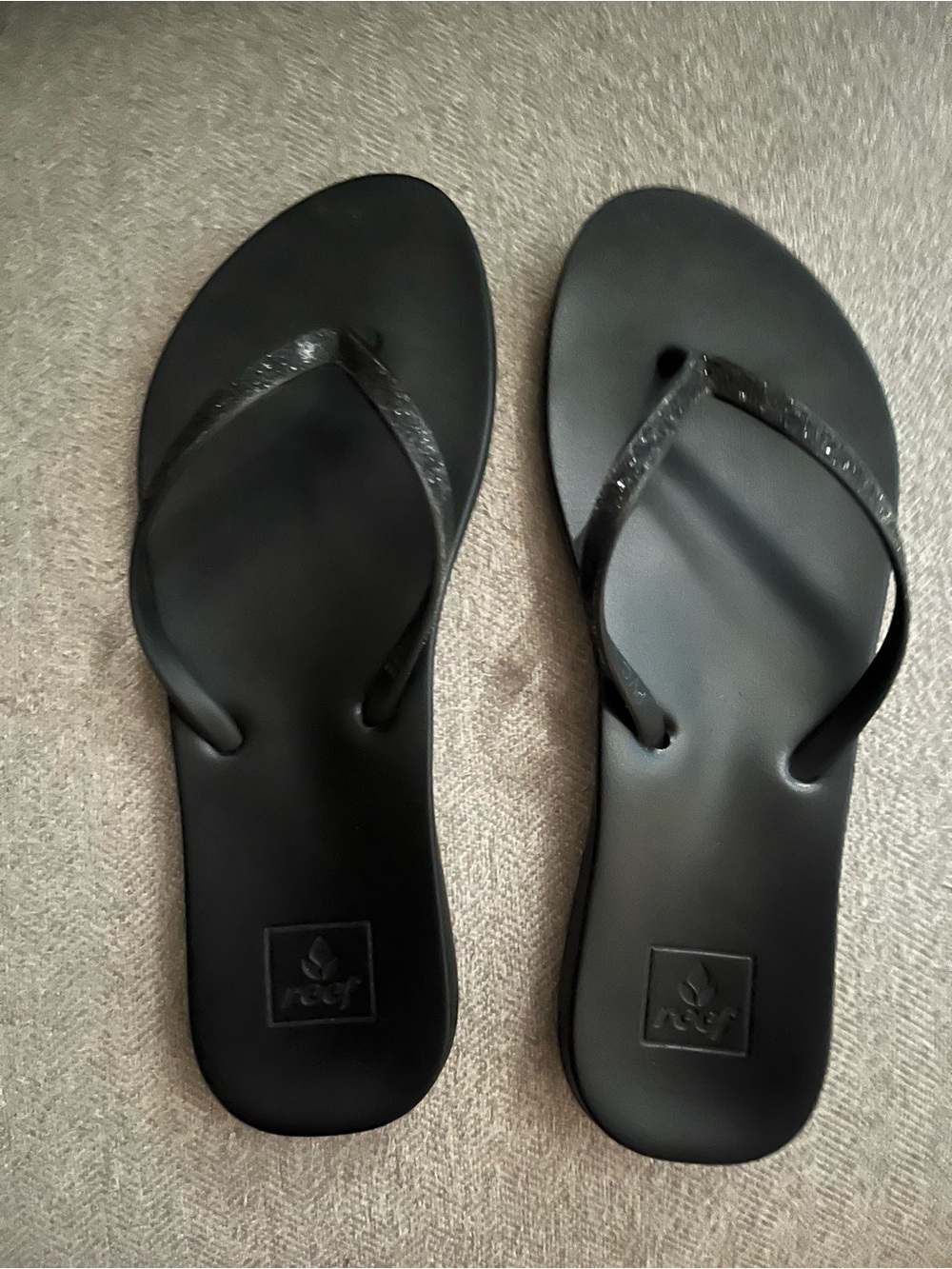 Reef Black Minimalist Logo Flip Flops